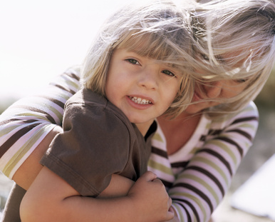 Image d'une grand mère enlaçant sa petite fille